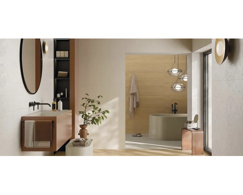 Modernes, helles Badezimmer mit wandhängendem Waschtisch, rundem Spiegel und schwarzen Armaturen. Im Hintergrund eine freistehende Badewanne.