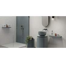 Modernes Badezimmer mit ebenerdiger Dusche, Terrazzo-Wandfliesen, einem runden Aufsatzwaschbecken und minimalistischen schwarzen Armaturen.