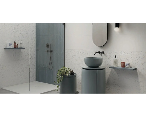 Modernes Badezimmer mit ebenerdiger Dusche, Terrazzo-Wandfliesen, einem runden Aufsatzwaschbecken und minimalistischen schwarzen Armaturen.