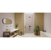 Modernes, geräumiges Badezimmer mit Doppelwaschtisch, schwarzen Armaturen, begehbarer Dusche und Wandpaneelen in Holzoptik.