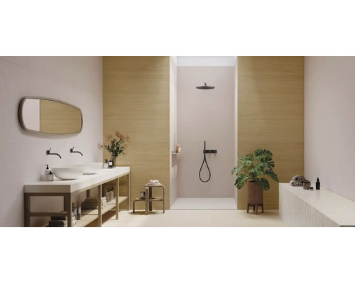 Modernes, geräumiges Badezimmer mit Doppelwaschtisch, schwarzen Armaturen, begehbarer Dusche und Wandpaneelen in Holzoptik.