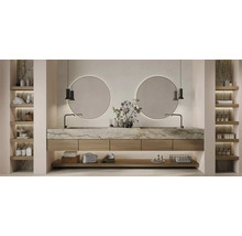 Modernes Badezimmer mit Doppelwaschtisch, Platte in Marmoroptik, Holzschränken, zwei runden Spiegeln mit Beleuchtung und Einbauregalen.