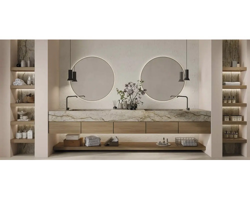 Modernes Badezimmer mit Doppelwaschtisch, Platte in Marmoroptik, Holzschränken, zwei runden Spiegeln mit Beleuchtung und Einbauregalen.