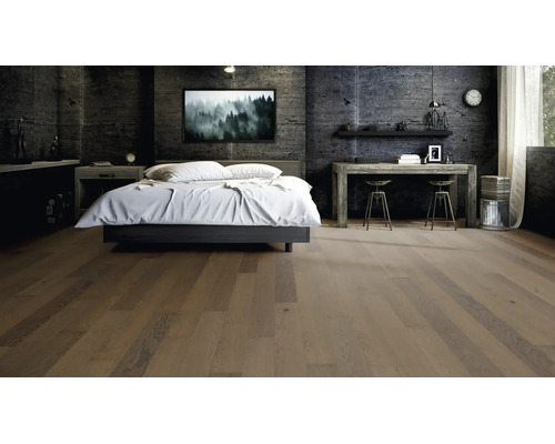 Landhausdielen-Parkett in einem modern eingerichteten Schlafzimmer mit dunklen Betonwänden und industriellen Möbeln.