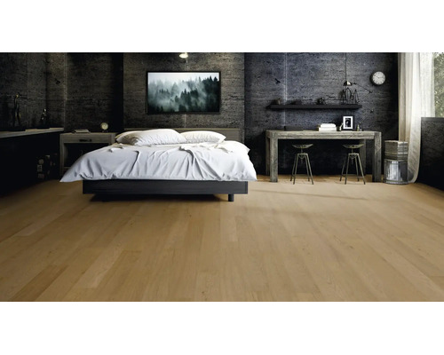 Modernes Schlafzimmer mit hellem Parkettboden, dunklen Wänden in Betonoptik, einem Doppelbett und einem Schreibtisch aus Holz.