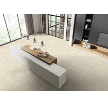 Moderner, heller Wohnraum mit großformatigen Bodenfliesen, langem Sideboard, Holzakzenten und großen Fensterfronten.