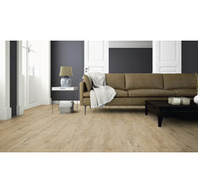 Wohnzimmer mit hellbraunem Laminatboden in Holzoptik, braunem Ledersofa, Couchtisch und Beistelltisch in einer modernen und eleganten Einrichtung.