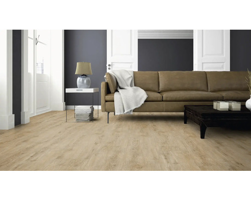 Wohnzimmer mit hellbraunem Laminatboden in Holzoptik, braunem Ledersofa, Couchtisch und Beistelltisch in einer modernen und eleganten Einrichtung.