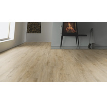 Wohnraum mit Eichenoptik Laminatboden in heller Holzmaserung vor einem modernen Kamin mit loderndem Feuer.