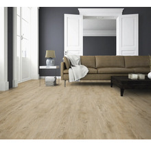 Wohnzimmer mit hellem Laminatboden in Holzoptik, braunem Ledersofa und moderner Einrichtung in einem stilvollen Raum.