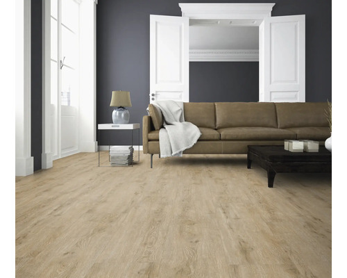 Wohnzimmer mit hellem Laminatboden in Holzoptik, braunem Ledersofa und moderner Einrichtung in einem stilvollen Raum.