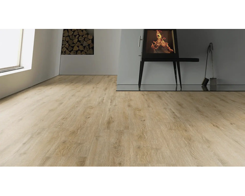 Heller Laminatboden in Holzoptik in einem modernen Wohnraum mit Kamin und Feuerstelle.