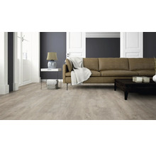 Modernes Wohnzimmer mit hellem Laminatboden in Holzoptik, braunem Ledersofa und schlichtem Beistelltisch.