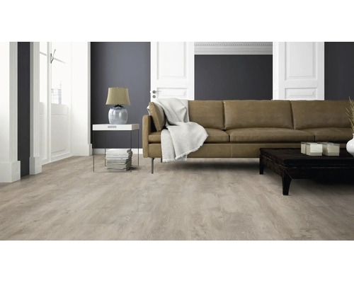 Modernes Wohnzimmer mit hellem Laminatboden in Holzoptik, braunem Ledersofa und schlichtem Beistelltisch.