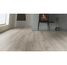Wohnraum mit Laminatboden in Eichenoptik vor einem Kamin mit Kaminbesteck und Brennholznische.