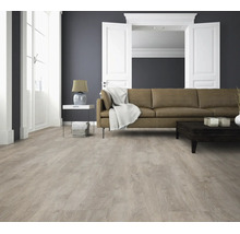 Wohnzimmer mit hellem Laminatboden in Holzoptik, braunem Ledersofa und stilvoller Einrichtung in einem modernen Innenraum.