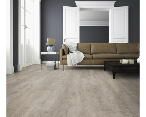 Wohnzimmer mit hellem Laminatboden in Holzoptik, braunem Ledersofa und stilvoller Einrichtung in einem modernen Innenraum.