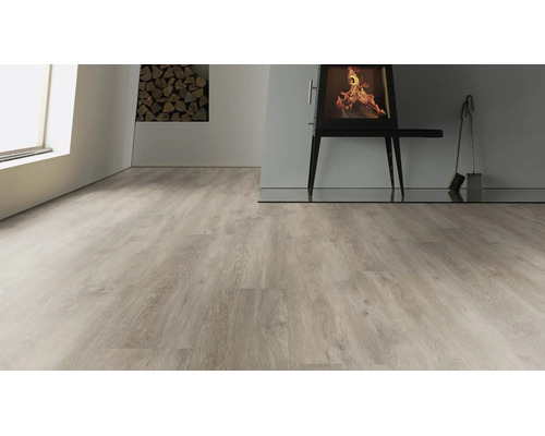 Heller Laminatboden in Holzoptik verlegt in einem modernen Wohnzimmer mit Kamin und brennendem Feuer.