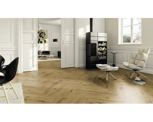 Ein helles, elegantes Wohnzimmer mit Fischgrätparkett aus Holz, einem modernen Kamin und klassischem Altbaustil mit hohen Türen.