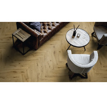 Wohnzimmer mit Fischgrät Laminatboden in Holzoptik, Ledersofa, zwei Sesseln und einem runden Holztisch in einer modernen Wohnatmosphäre.