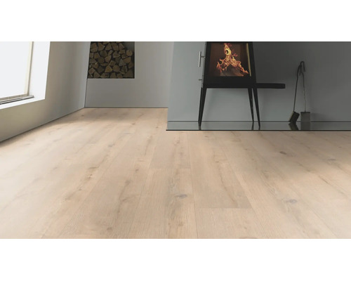 Heller Laminatboden in Holzoptik in einem Wohnraum mit Kamin und Holzstapel