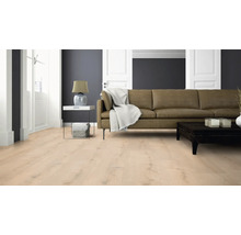 Wohnzimmer mit hellem Holzparkettboden, Ledersofa und stilvoller Einrichtung in modernem Ambiente.