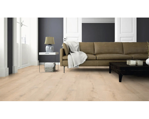 Wohnzimmer mit hellem Holzparkettboden, Ledersofa und stilvoller Einrichtung in modernem Ambiente.