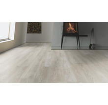 Heller Laminatboden in Holzoptik in einem Wohnraum mit Kaminofen und Kaminbesteck.