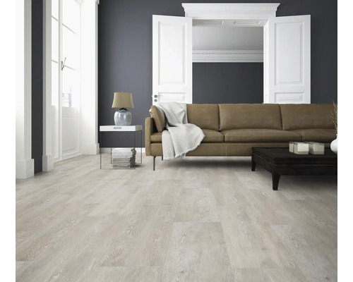 Wohnzimmer mit hellem Laminatboden in Holzoptik, braunem Ledersofa und stilvoller Einrichtung in klassischem Ambiente.