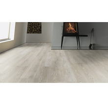 Heller Laminatboden in Holzoptik in einem modernen Wohnraum mit Kamin und brennendem Feuer.