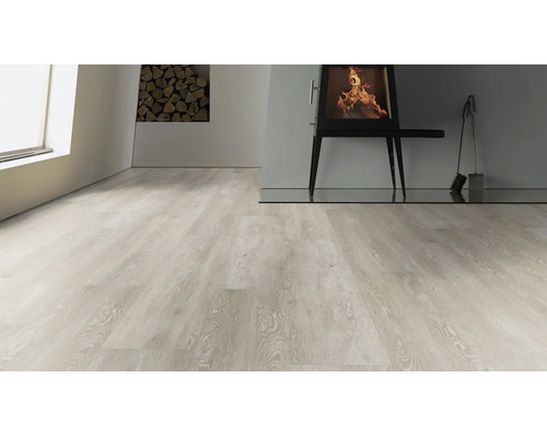 Heller Laminatboden in Holzoptik in einem modernen Wohnraum mit Kamin und brennendem Feuer.