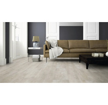 Wohnzimmer mit hellem Laminatboden in Holzoptik, braunem Ledersofa und moderner Einrichtung in einem hellen, geräumigen Wohnbereich.