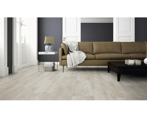 Wohnzimmer mit hellem Laminatboden in Holzoptik, braunem Ledersofa und moderner Einrichtung in einem hellen, geräumigen Wohnbereich.