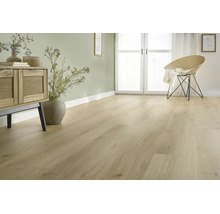 Wohnraum mit hellem Eichenparkett Bodenbelag, moderne Holzkommode und Stuhl, lichtdurchflutetes Zimmer mit wohnlicher Atmosphäre.
