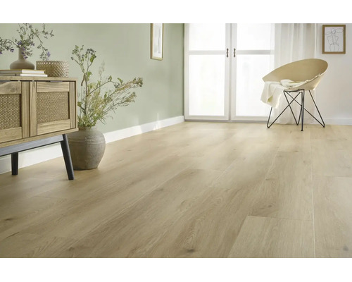 Wohnraum mit hellem Eichenparkett Bodenbelag, moderne Holzkommode und Stuhl, lichtdurchflutetes Zimmer mit wohnlicher Atmosphäre.