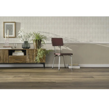 Wohnraum mit rustikalem Holz-Sideboard, einem Stuhl im Retro-Stil und strukturiertem Holzbodenbelag in einer hellen und wohnlichen Atmosphäre.