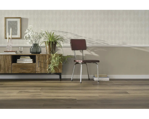 Wohnraum mit rustikalem Holz-Sideboard, einem Stuhl im Retro-Stil und strukturiertem Holzbodenbelag in einer hellen und wohnlichen Atmosphäre.