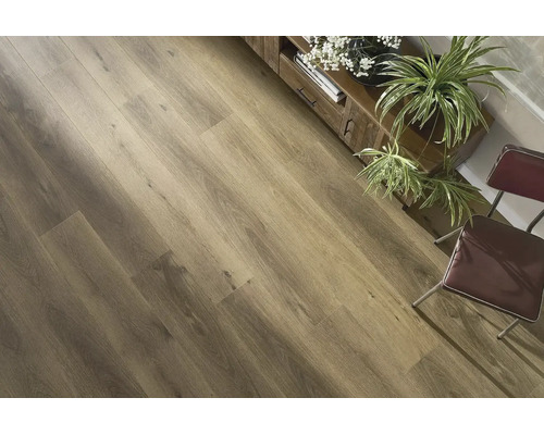 Holzoptik Laminatboden in einer rustikalen Wohnumgebung mit Holzmöbeln und Zimmerpflanzen.