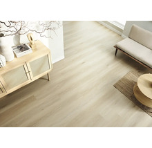 Heller Laminatboden in Holzoptik in einem wohnlichen Raum mit hellem Sideboard und Sitzbank für ein skandinavisches Wohnkonzept.
