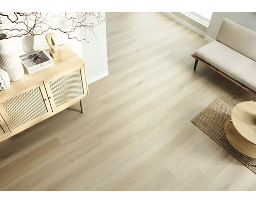 Heller Laminatboden in Holzoptik in einem wohnlichen Raum mit hellem Sideboard und Sitzbank für ein skandinavisches Wohnkonzept.