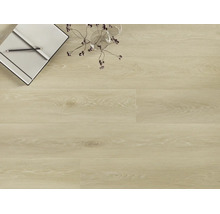 Heller Laminatboden mit Eichenholzoptik verlegt, dazu ein Notizbuch mit Stift und eine dekorative Vase als Wohnaccessoire.