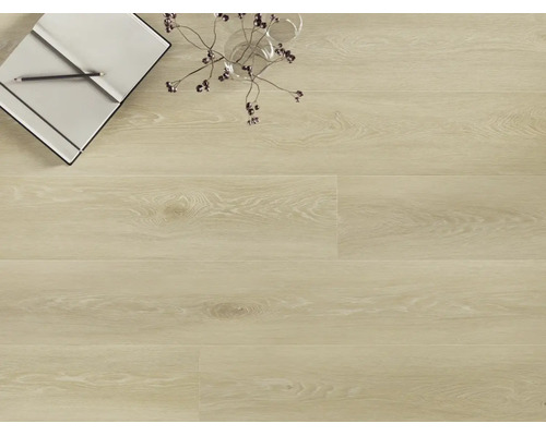 Heller Laminatboden mit Eichenholzoptik verlegt, dazu ein Notizbuch mit Stift und eine dekorative Vase als Wohnaccessoire.