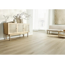 Heller Holzoptik Bodenbelag in einem hellen, freundlich eingerichteten Wohnzimmer mit Sideboard und Sitzbank.