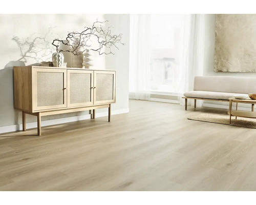 Heller Holzoptik Bodenbelag in einem hellen, freundlich eingerichteten Wohnzimmer mit Sideboard und Sitzbank.