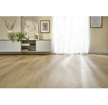Heller Laminatboden in Holzoptik in einem wohnlichen Raum mit Sideboard und Dekoration.