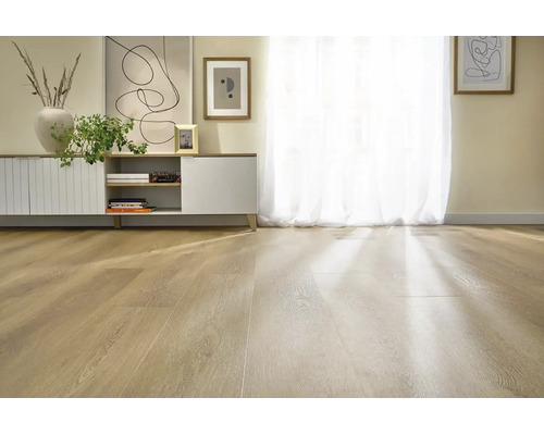 Heller Laminatboden in Holzoptik in einem wohnlichen Raum mit Sideboard und Dekoration.