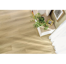 Heller Laminatboden in Holzoptik verlegt in einem hellen Wohnraum mit Pflanze und Sideboard.