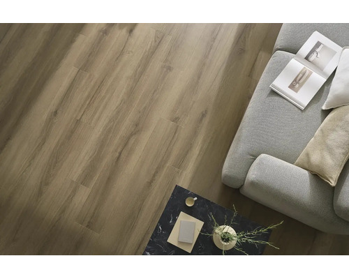 Wohnraum mit verlegtem Laminatboden in Holzoptik, dazu ein graues Sofa und ein Beistelltisch in Marmoroptik.