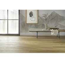 Heller Holzoptik Bodenbelag in einem modern eingerichteten Wohnraum mit einer Sitzbank und Wanddekoration.