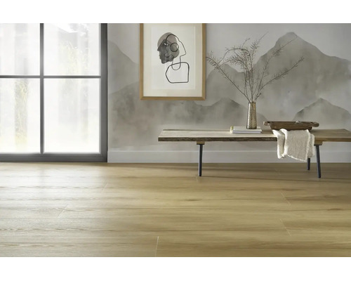 Heller Holzoptik Bodenbelag in einem modern eingerichteten Wohnraum mit einer Sitzbank und Wanddekoration.